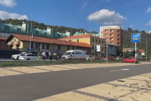 Incidente in via Paoli, tra i feriti due bambini di 5 e 8 anni