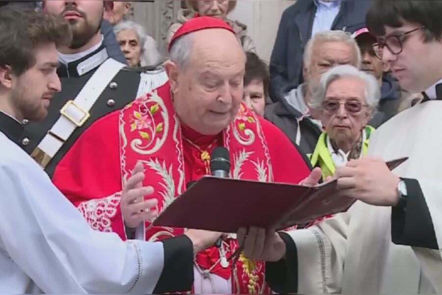 16030 Prima campanella dellanno il vescovo Cantoni La scuola appartiene allintera comunita. Il dialogo e gia educazione 1789380499