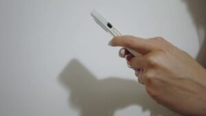 Furto di account Whatsapp per chiedere soldi. Diversi casi anche a Como, l’allarme della polizia