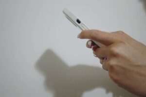 Furto di account Whatsapp per chiedere soldi. Diversi casi anche a Como, l’allarme della polizia