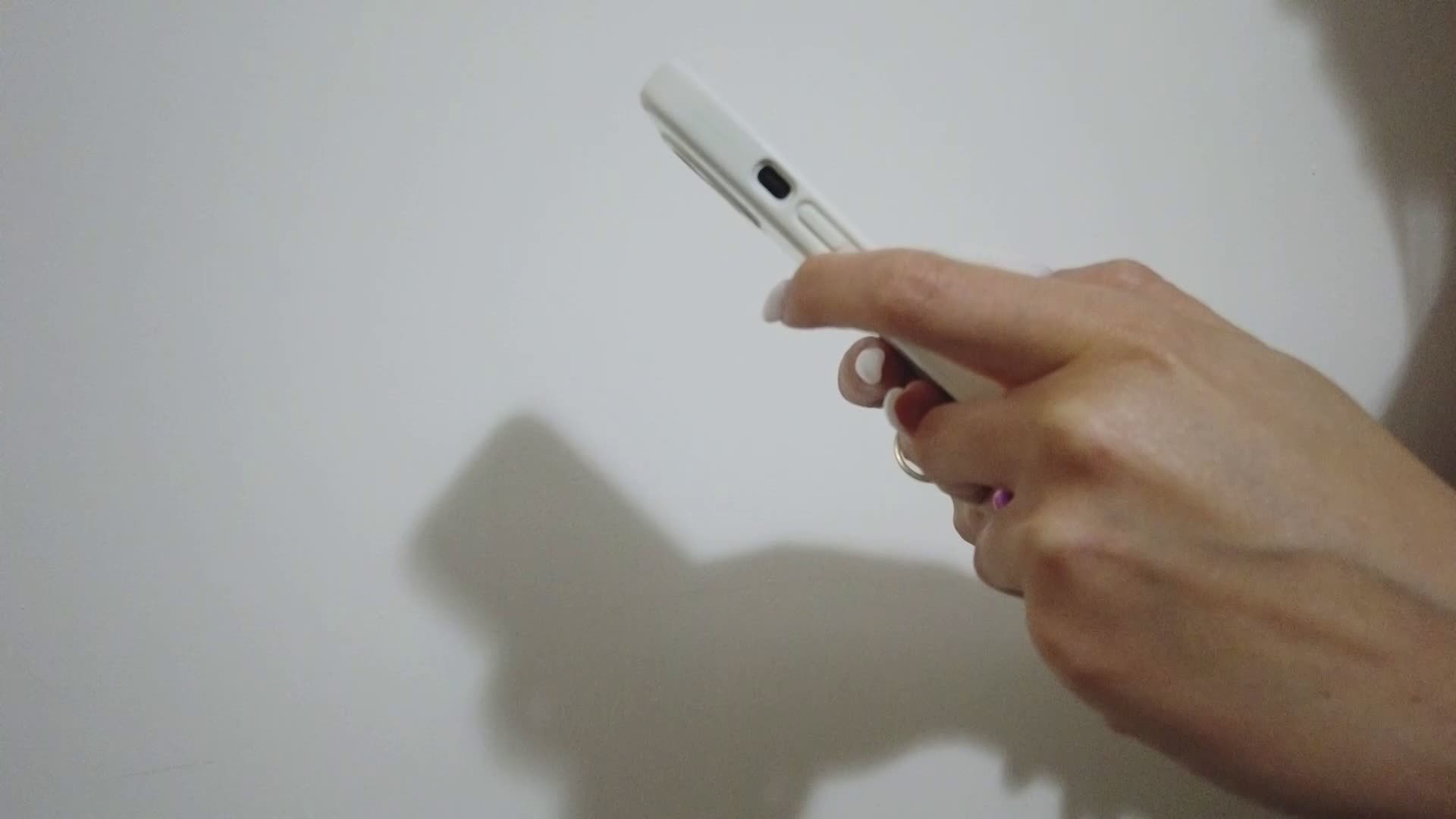 Furto di account Whatsapp per chiedere soldi. Diversi casi anche a Como, l’allarme della polizia