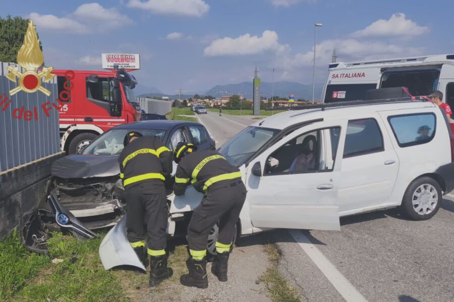 16104 Frontale tra due auto a Luisago ferita una donna di 58 anni 1789484328