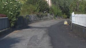 Via Crotto del Sergente a Lora, la segnalazione: “Strada dissestata, buche e rattoppi ovunque”
