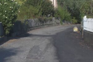 Via Crotto del Sergente a Lora, la segnalazione: “Strada dissestata, buche e rattoppi ovunque”
