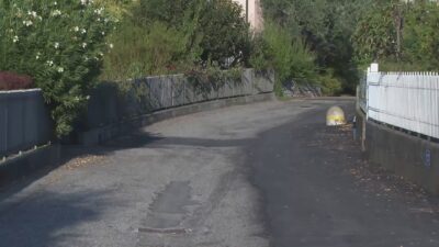 Via Crotto del Sergente a Lora, la segnalazione: “Strada dissestata, buche e rattoppi ovunque”