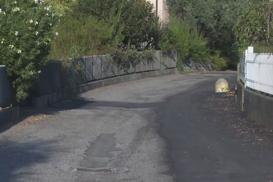 16109 Via Crotto del Sergente a Lora la segnalazione Strada dissestata buche e rattoppi ovunque 1789489048