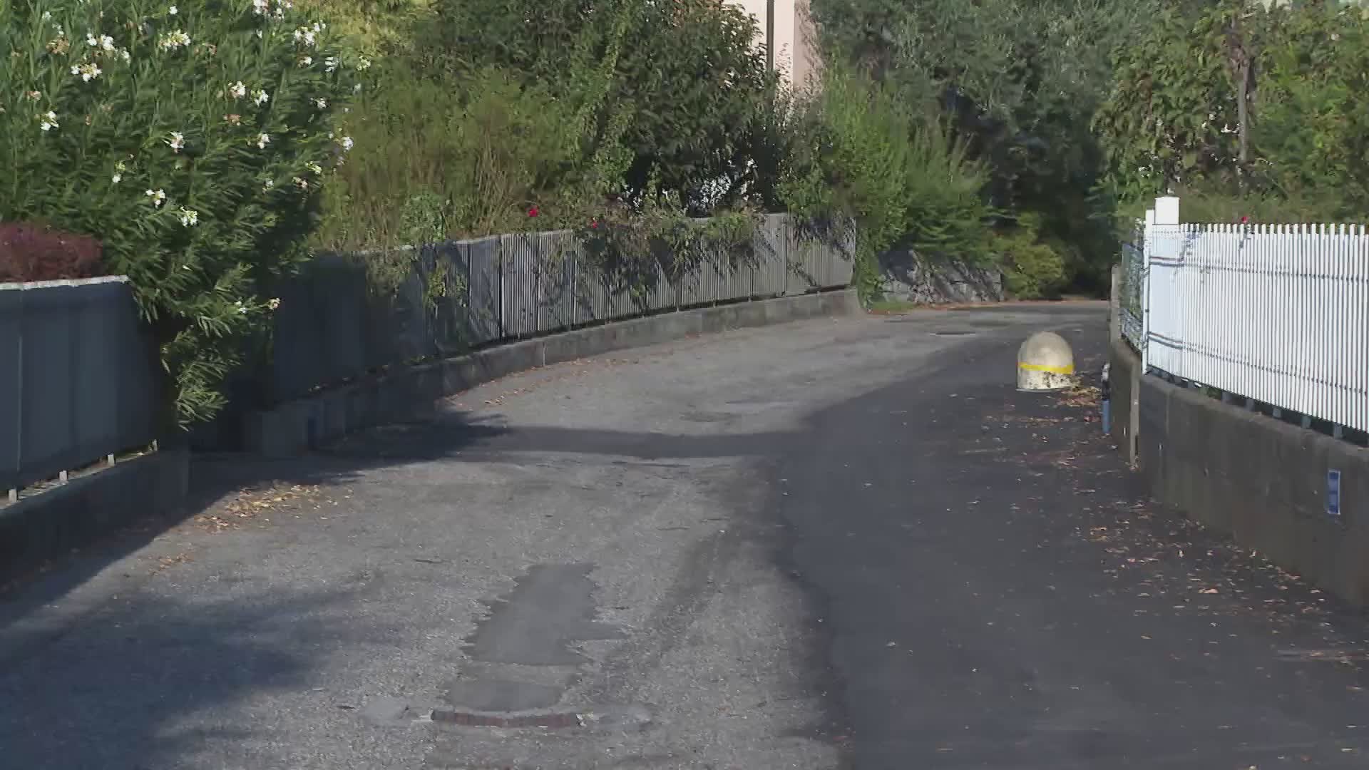 Via Crotto del Sergente a Lora, la segnalazione: “Strada dissestata, buche e rattoppi ovunque”