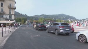 Asfaltato nella notte il lungolago. Proseguono i lavori sui tombini, chiusa la corsia dei bus