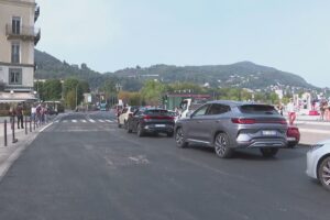 Asfaltato nella notte il lungolago. Proseguono i lavori sui tombini, chiusa la corsia dei bus