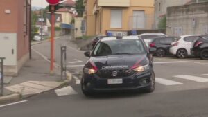 Cantù, fermato per un controllo simula un malore poi aggredisce carabinieri e infermiere. Arrestato