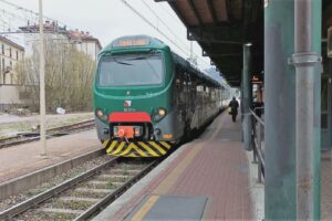 Guasti e maltempo, mattina di caos per Trenord. Danni alla linea di Camerlata, ritardi diffusi
