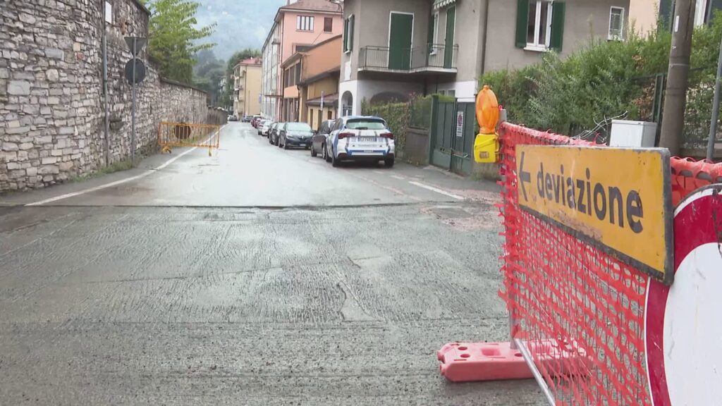 Via Monte Grappa resta chiusa al traffico. Dopo lo smottamento, problemi anche per la cabina del gas