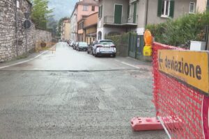 Via Monte Grappa resta chiusa al traffico. Dopo lo smottamento, problemi anche per la cabina del gas