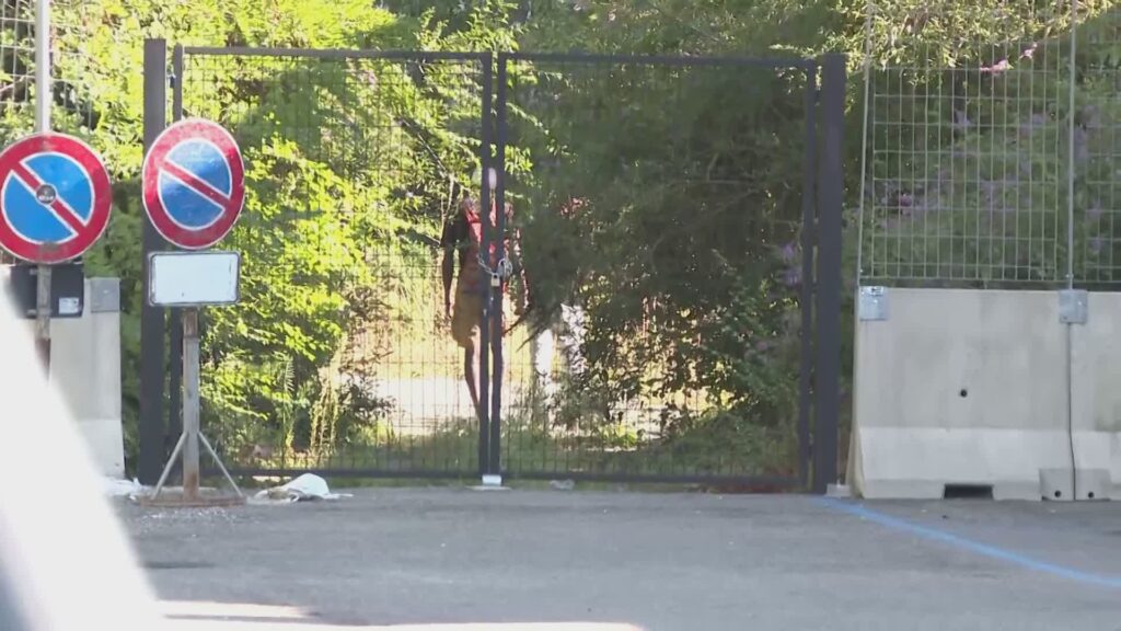 Area Ticosa, le segnalazioni si moltiplicano: viavai continuo di gente tra rifiuti e degrado