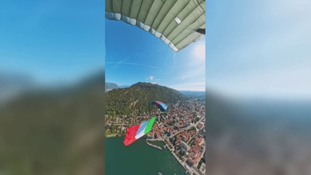Como ricorda i deportati nei lager nazisti. In piazza Cavour la cerimonia con i parà dell'Arma