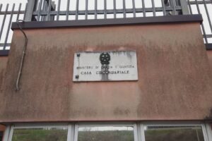 Aggredisce passanti e poliziotti in viale Varese, arrestato. Tre agenti feriti