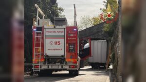 Camion incastrato sotto il ponte del castello a Carate Urio