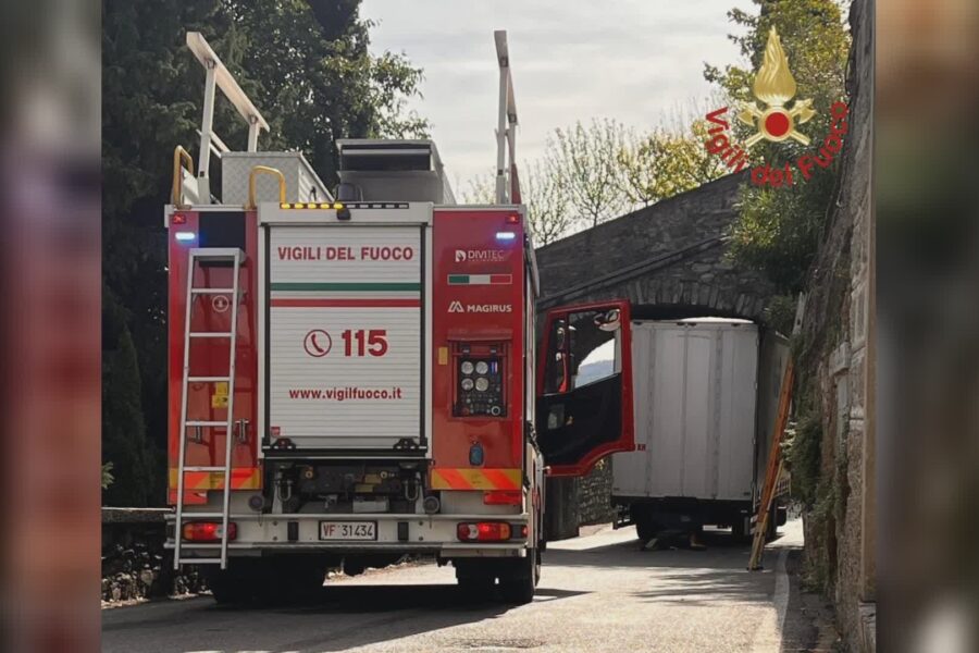 16418 Camion incastrato sotto il ponte del castello a Carate Urio 1790003810