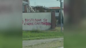 Raid nella notte al cimitero di Cermenate, scritte anarchiche e no vax sui muri. Indagini in corso