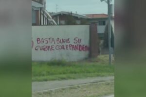 Raid nella notte al cimitero di Cermenate, scritte anarchiche e no vax sui muri. Indagini in corso