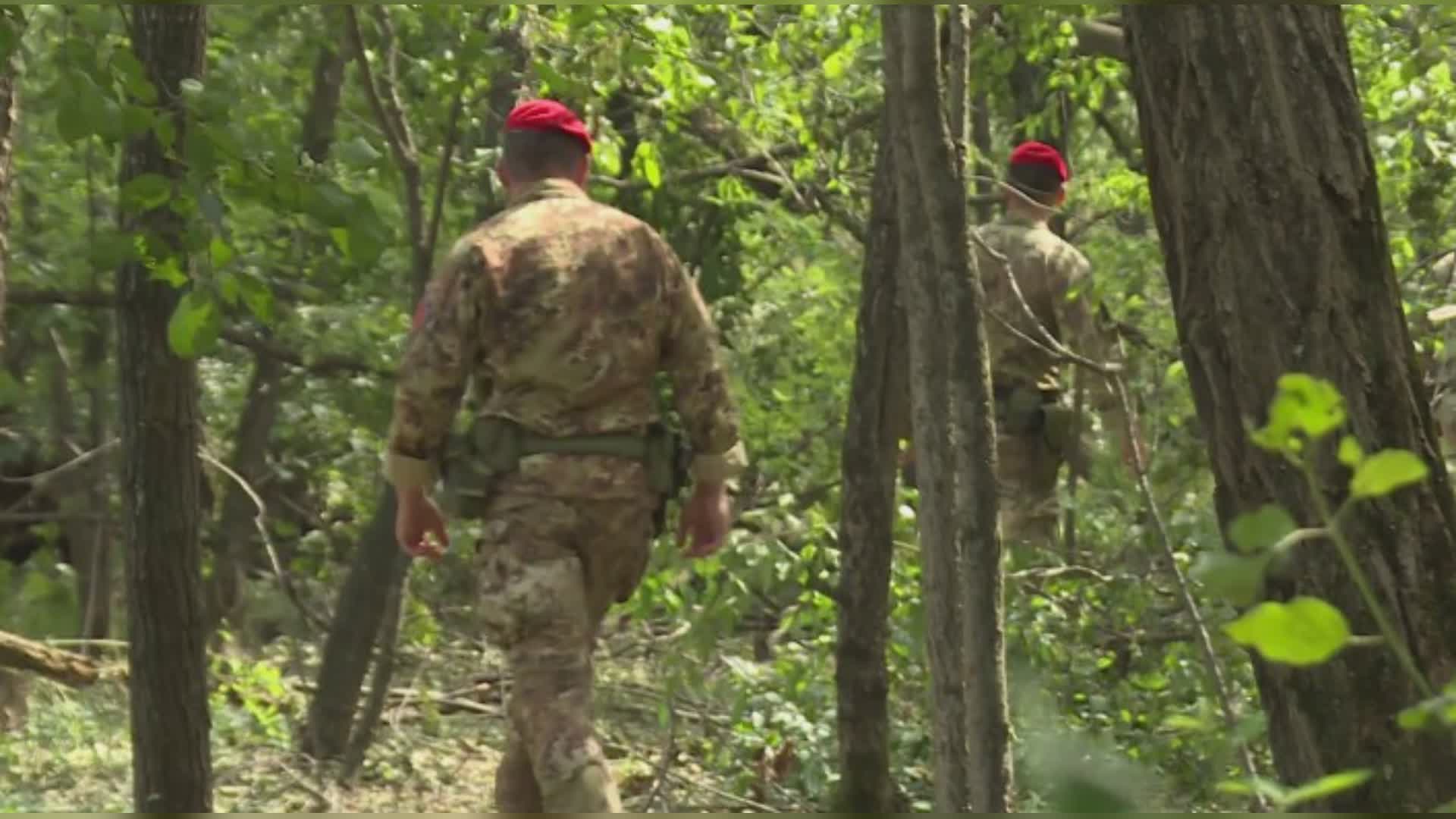 Spaccio nei boschi, a Lecco arrivano i reparti speciali cacciatori dei carabinieri. Molteni: “Rafforzata la presenza dello Stato”