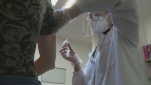 Vaccino antinfluenzale, al via la campagna in Lombardia. Bertolaso: “Una rete per proteggere i più fragili”