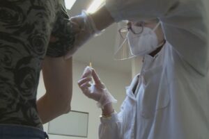 Vaccino antinfluenzale, al via la campagna in Lombardia. Bertolaso: “Una rete per proteggere i più fragili”