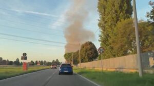 Turate, incendio in via Como. Fiamme in una stalla con alcuni animali. Vigili del fuoco al lavoro
