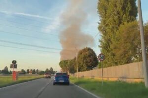 Turate, incendio in via Como. Fiamme in una stalla con alcuni animali. Vigili del fuoco al lavoro