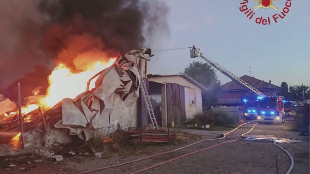 Fenegrò, l'incendio spento a mezzanotte: contadino ustionato, salvati cinque asini