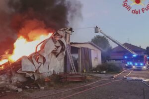 Fenegrò, l’incendio spento a mezzanotte: contadino ustionato, salvati cinque asini