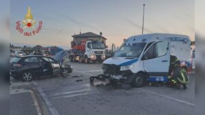 Limido Comasco, scontro frontale tra auto e furgone. Due feriti