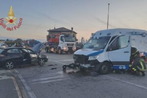 Limido Comasco, scontro frontale tra auto e furgone. Due feriti
