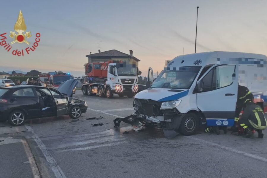 16607 Limido Comasco scontro frontale tra auto e furgone. Due feriti 1790244285