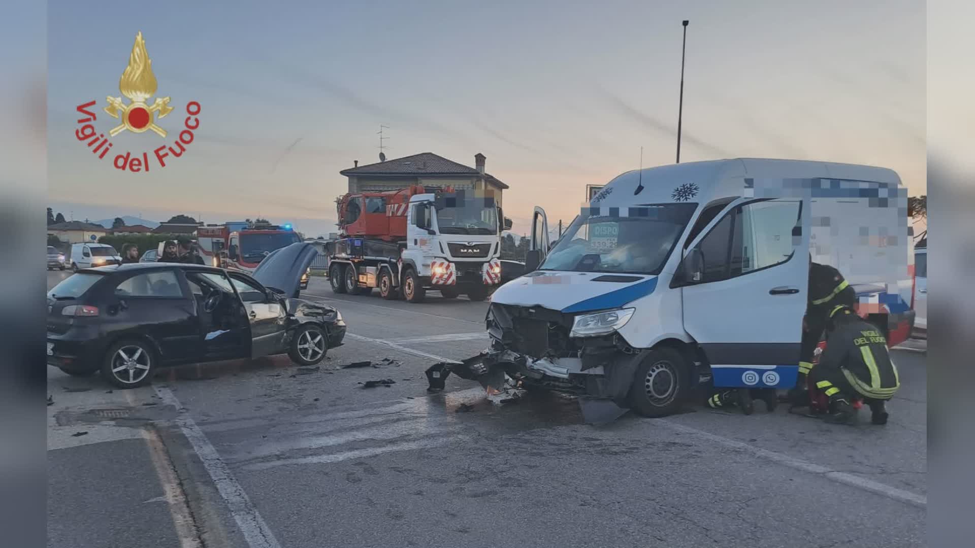 Limido Comasco, scontro frontale tra auto e furgone. Due feriti