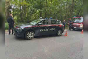 Appiano Gentile, si scontra con un’auto e finisce fuori strada con la moto. Morto 45enne