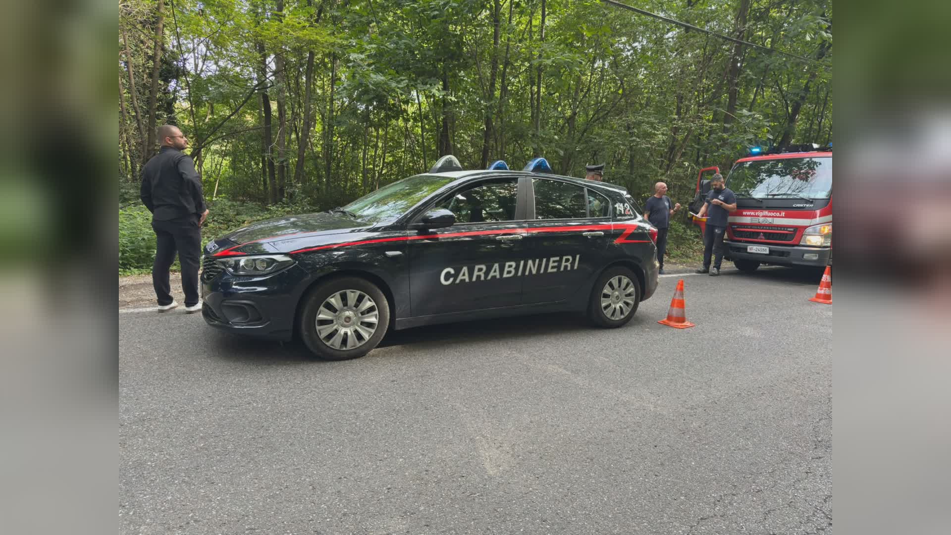 Appiano Gentile, si scontra con un’auto e finisce fuori strada con la moto. Morto 45enne