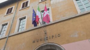 Mazzate al lunotto dell’auto dell’amica, Fratelli d’Italia chiede le dimissioni e Tufano accetta