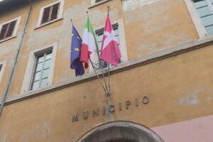 Mazzate al lunotto dell’auto dell’amica, Fratelli d’Italia chiede le dimissioni e Tufano accetta