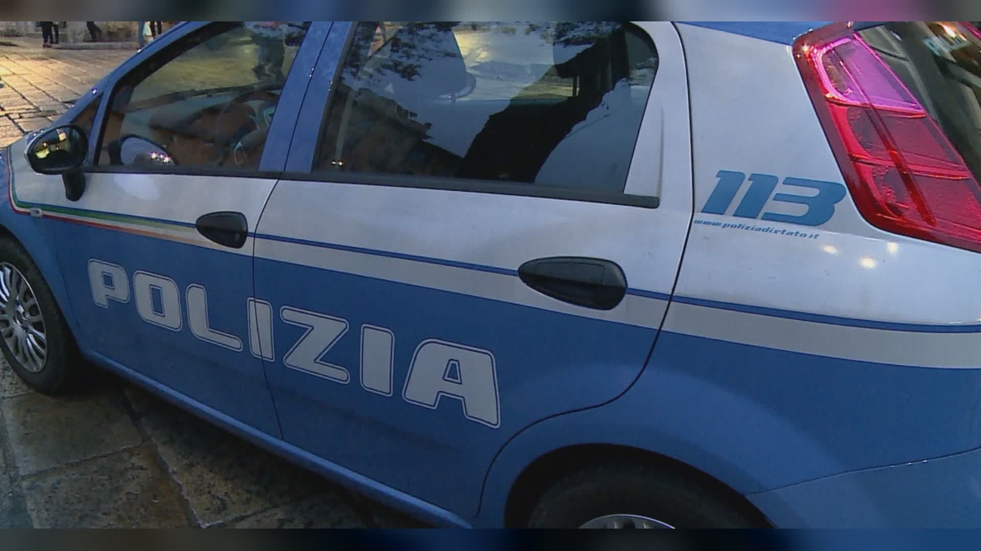 Furti in serie sulle auto in sosta, due arrestati dalla polizia a Como
