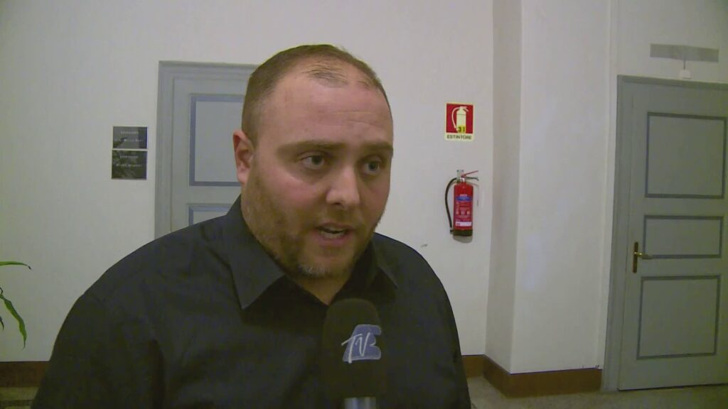 Dopo le mazzate all'auto dell'amica, Tufano si dimette. Botta e risposta Pd-Fratelli d'Italia