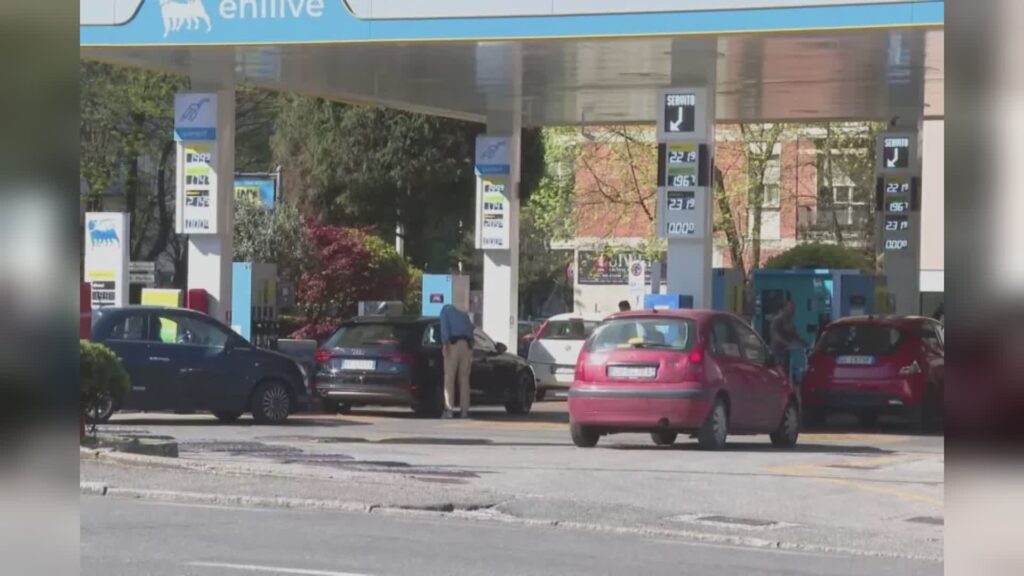 Carburanti, il tetto al prezzo di Eni fa discutere: consumatori soddisfatti, gestori in allarme