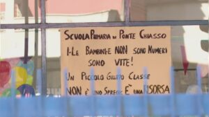 Scuole di Como, protesta con i fischietti e lettera-appello del Pd ai consiglieri di maggioranza