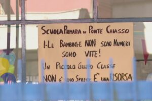 Scuole di Como, protesta con i fischietti e lettera-appello del Pd ai consiglieri di maggioranza