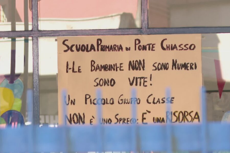 16840 Scuole di Como protesta con i fischietti e lettera appello del Pd ai consiglieri di maggioranza 1790593423