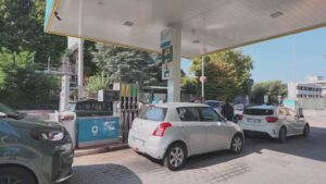 Carburanti, prezzi più bassi nei distributori Enilive, file anche a Como