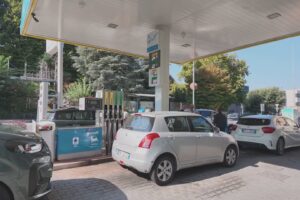 Carburanti, prezzi più bassi nei distributori Enilive, file anche a Como