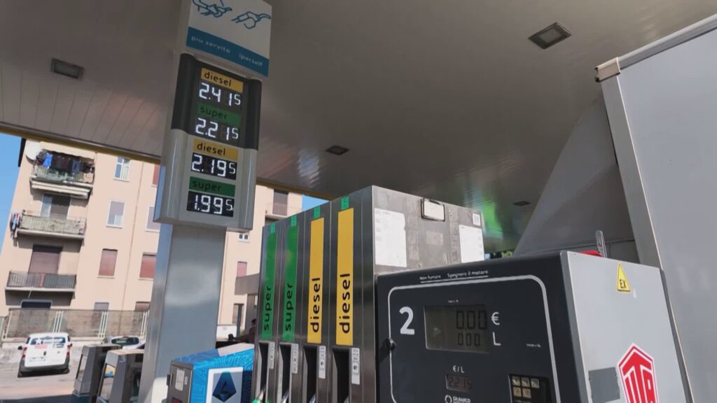 Carburanti, prezzi più bassi nei distributori Enilive, file anche a Como