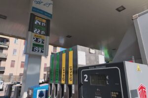Carburanti, prezzi più bassi nei distributori Enilive, file anche a Como