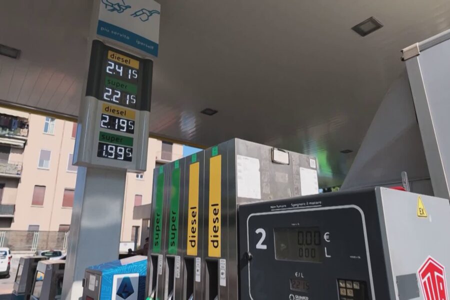 Carburanti, prezzi più bassi nei distributori Enilive, file anche a Como
